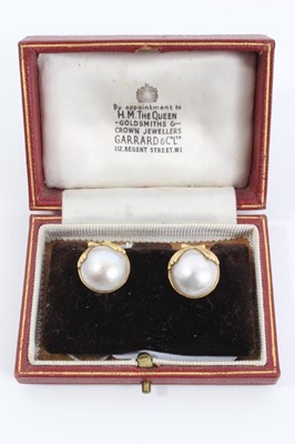 Lot 200 - Pair mabé pearl earrings in 18ct gold post and clip setting