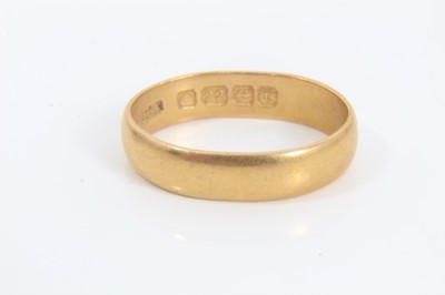 Lot 215 - 22ct gold wedding ring