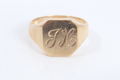 Lot 218 - 9ct gold signet ring