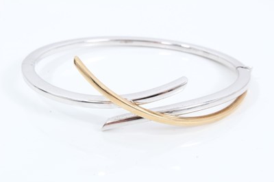 Lot 229 - 9ct two colour gold crossover bangle