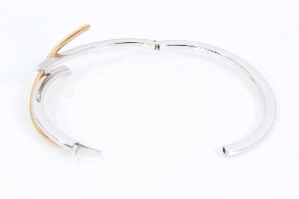 Lot 229 - 9ct two colour gold crossover bangle