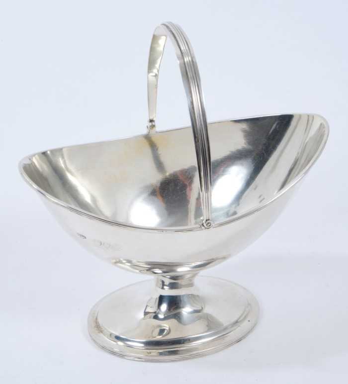 Lot 220 - Edwardian silver sugar bowl