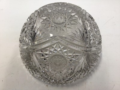 Lot 101 - Good quality cut glass bowl, 25cm diameter and a set of 10 similar smaller bowls