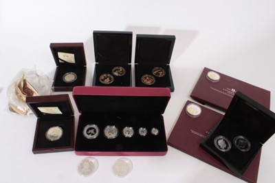 Lot 423 - World - mixed coinage to include London Mint Office issued silver crowns x2, US Lafayette silver dollar 1900 GVF, Canada silver proof maple leaf five coin set 2019 (boxed with certificate of authen...