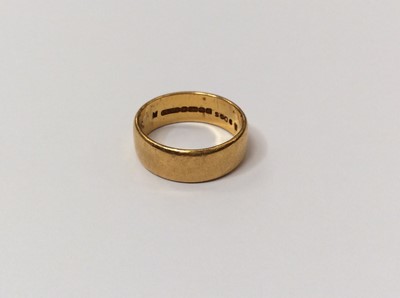 Lot 667 - 22ct gold wedding ring