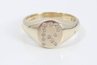 Lot 234 - 9ct gold signet ring with diamond set R initial