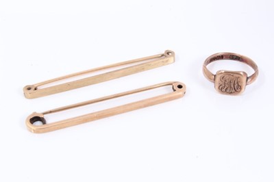 Lot 278 - Two 9ct gold tie pins and 9ct rose gold signet ring