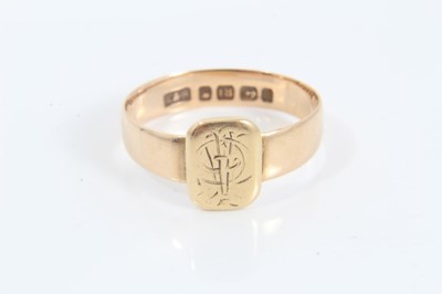 Lot 285 - 18ct gold ring with applied rectangular panel bearing engraved monogram