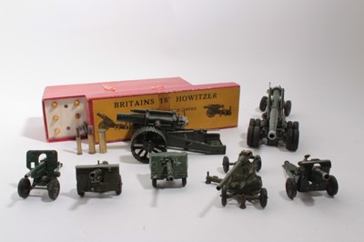 Lot 1651 - Britains 18" Howitzer No. 2107 boxed plus unboxed selection of diecast field guns (qty)