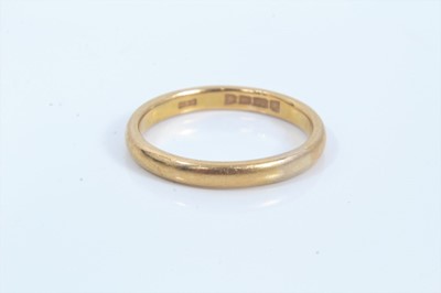 Lot 302 - 22ct gold wedding ring