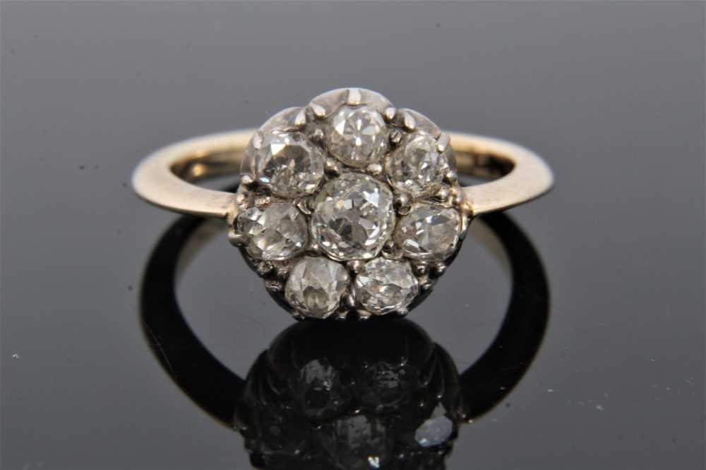 Lot 317 - Diamond flower head cluster ring