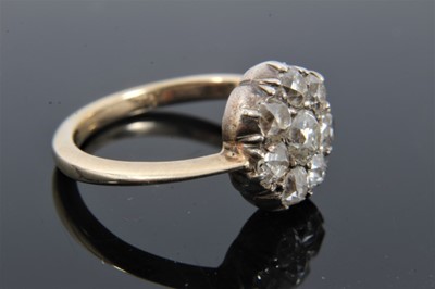 Lot 317 - Diamond flower head cluster ring