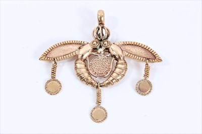 Lot 318 - 9ct gold Minoan Malia bees pendant