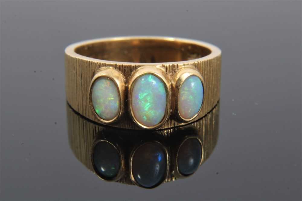 Lot 326 - 18ct gold opal three stone ring