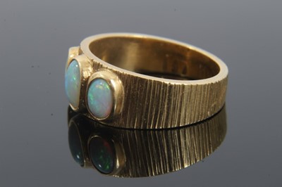 Lot 326 - 18ct gold opal three stone ring