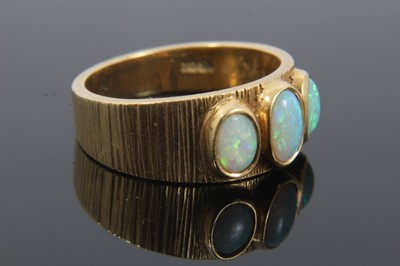 Lot 326 - 18ct gold opal three stone ring