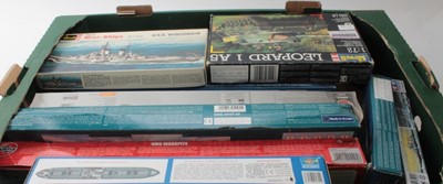 Lot 1719 - Selection of unconstructed model kits by various manufacturers to include Revell, Airfix and others in original boxes (4 boxes)