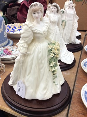 Lot 1200 - Royal Brides collection of dolls (5 in total 4 coleport with plinths)