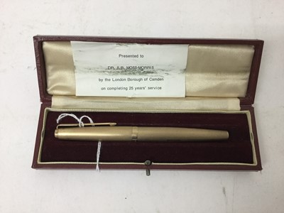 Lot 2439 - 9ct gold Parker fountain pen, hallmarked London 1972, with engine turned decoration and vacant cartouche, in original Parker box