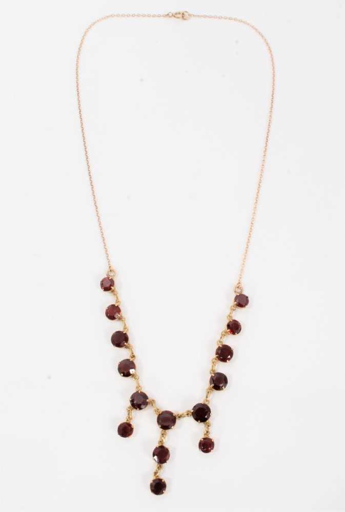 Lot 542 - 9ct Gold and garnet fringe necklace