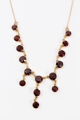 Lot 542 - 9ct Gold and garnet fringe necklace