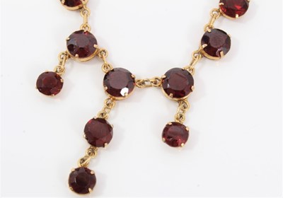 Lot 542 - 9ct Gold and garnet fringe necklace