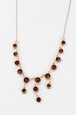 Lot 542 - 9ct Gold and garnet fringe necklace