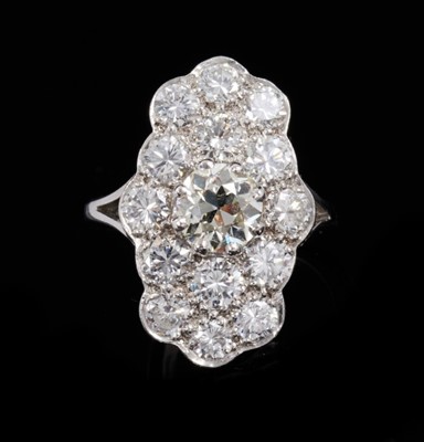 Lot 471 - Diamond cluster ring