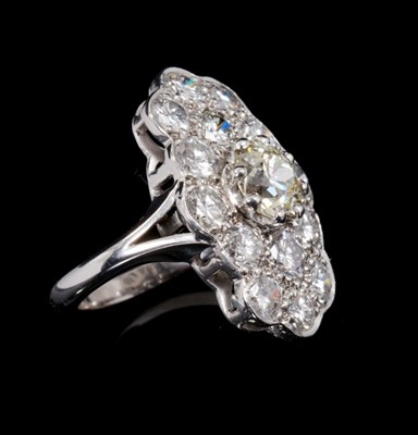 Lot 471 - Diamond cluster ring