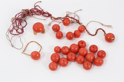 Lot 537 - Small group of antique loose coral beads