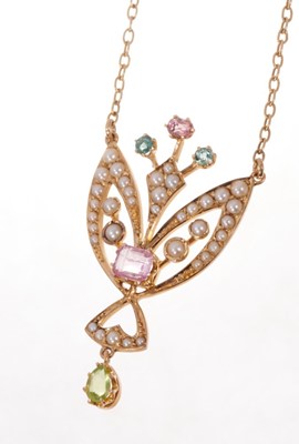 Lot 503 - Edwardian 15ct gold peridot, pink stone, blue stone and seed pearl pendant necklace on chain