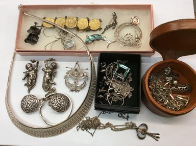 Lot 739 - Group of silver and white metal jewellery