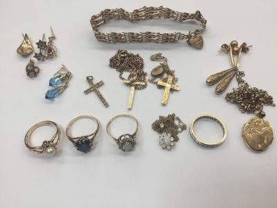 Lot 736 - Group of gold and yellow metal jewellery to include a 9ct gate bracelet, 9ct gold cross pendant, locket, earrings and sundry jewellery