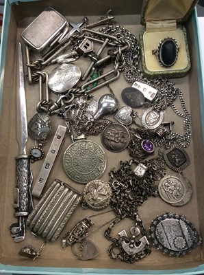 Lot 757 - Group of silver and white metal jewellery and bijouterie to include snuff boxes, Victorian silver locket, Edwardian silver watch chain, novelty 'golfing' letter opener, etc