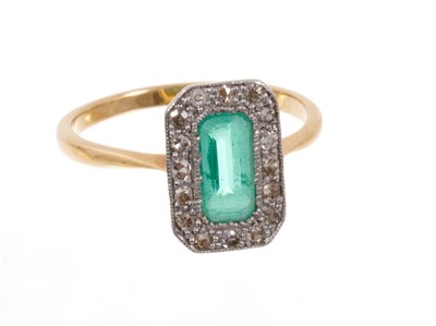 Lot 491 - Art Deco emerald and diamond cluster ring