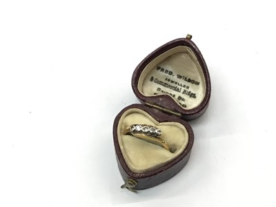 Lot 711 - Edwardian 18ct gold diamond five stone ring with cross-over setting in Edwardian heart shaped ring box