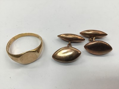 Lot 714 - 18ct gold signet ring and a pair of Edwardian 9ct rose gold cufflinks