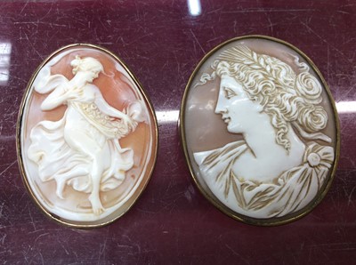 Lot 651 - Two oval carved shell cameo brooches to inlcude one in yellow metal mount