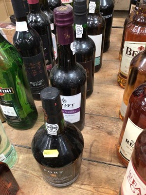Lot 27 - Six bottles of port, including Cockburn's and Croft