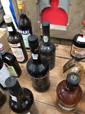 Lot 27 - Six bottles of port, including Cockburn's and Croft