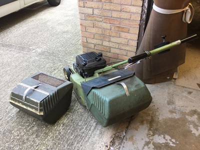 Lot 5 - Hayter Harrier 2 Lawn Mower with Briggs & Stratton Quantum XTE 55 Engine, engine and mower working although the connecting pin to the clutch has broken and so requires some attention.
