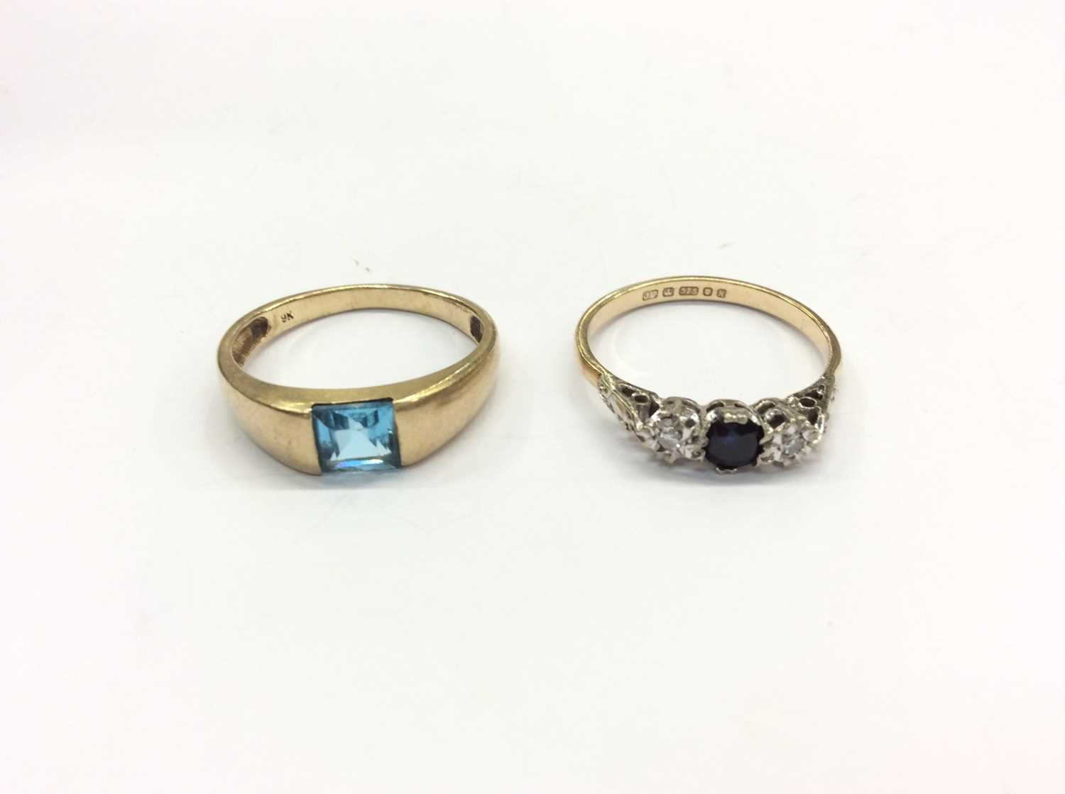 Lot 679 - Two 9ct gold rings