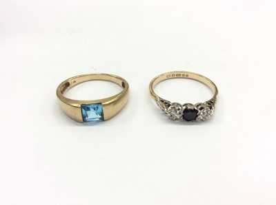 Lot 689 - Two 9ct gold rings