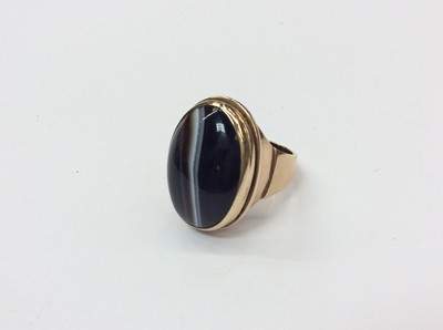 Lot 674 - 9ct gold mounted oval polished agate ring, size P