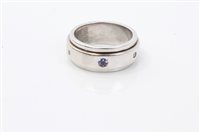 Lot 1574 - White gold (stamped 750) rotating band ring,...