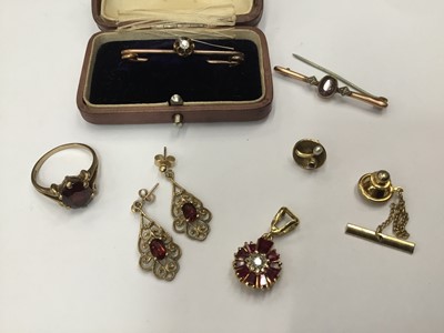 Lot 689 - Group of jewellery to include Edwardian diamond single stone bar brooch, ruby and diamond pendant, pair of 9ct gold and garnet earrings, similar ring, gold tie stud (gilt metal fitting) and an Edwa...