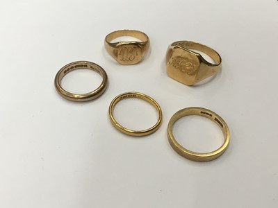 Lot 690 - 22ct gold wedding ring, two 18ct gold signet rings, 18ct gold wedding ring and a 9ct gold wedding ring