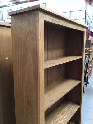Lot 865 - Contemporary light oak effect bookcase with four shelves H180, W95, D29cm