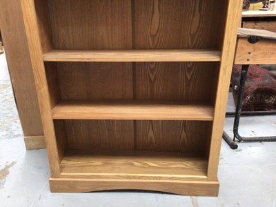 Lot 865 - Contemporary light oak effect bookcase with four shelves H180, W95, D29cm