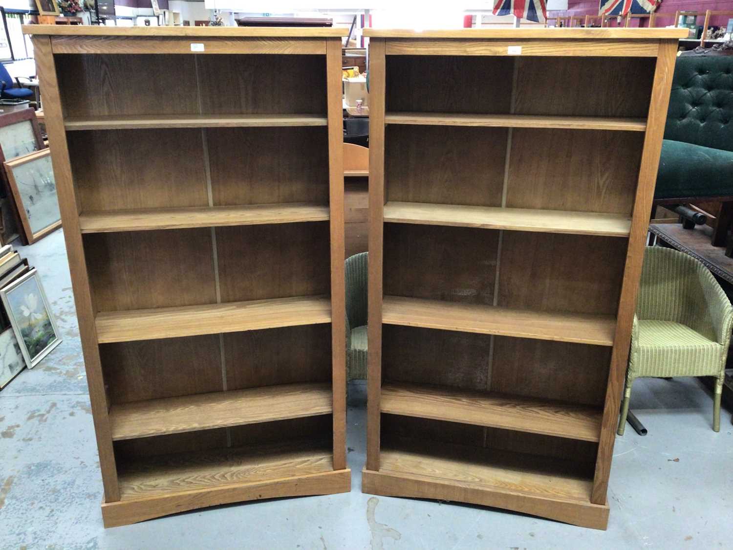 Lot 866 - Pair contemporary light oak effect bookcase with four shelves H177, W95, D29cm